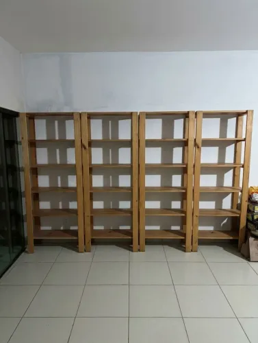 Prateleiras/estantes de pinus