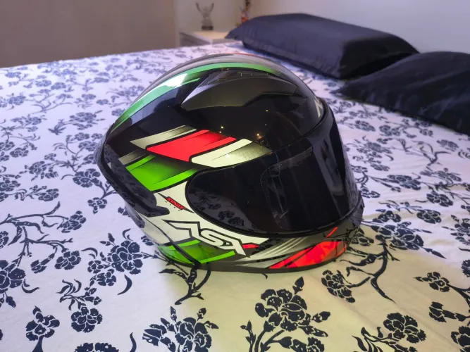 Vende se esse capacete usado apenas 5 vezes 