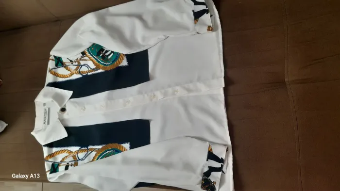 Vendo 2 vestidos , sem uso e uma camisa , único uso. Preço 20,00 cada vestido 25,00 camisa