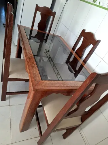 Mesa de madeira pura.