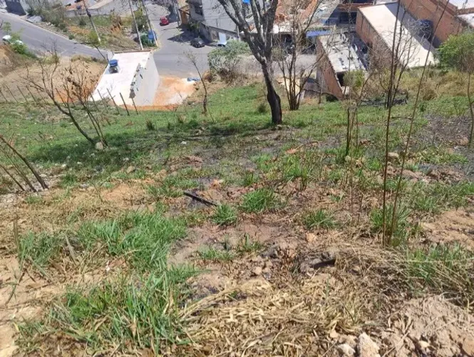 Terreno no centro de Cotia, próximo a UPA Atalaia, R$ 35 mil, oportunidade única.