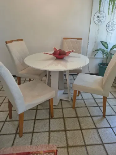 Mesa de jantar com 4 cadeiras