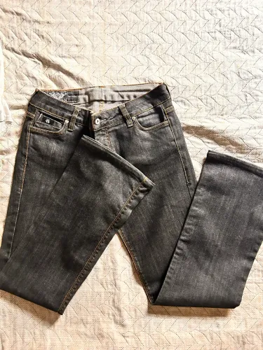 calça jeans da marca "John John" 