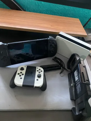 Nintendo Switch OLED + Bateria Portátil Chargeplay HyperX + Split Pad Nyxi
