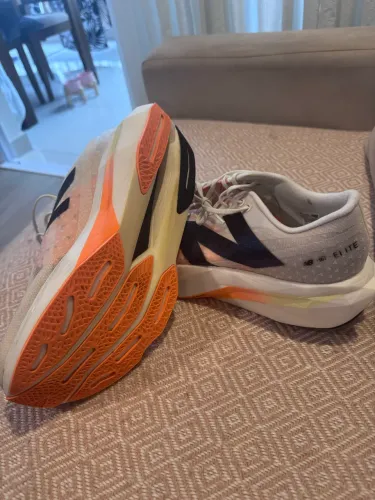Tênis New Balance Elite V4 Running