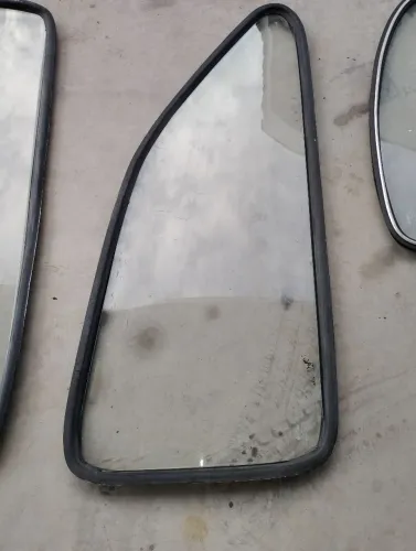 Vidro vigia lateral traseiro Volkswagen original CCB, anos 80/90, com borracha"