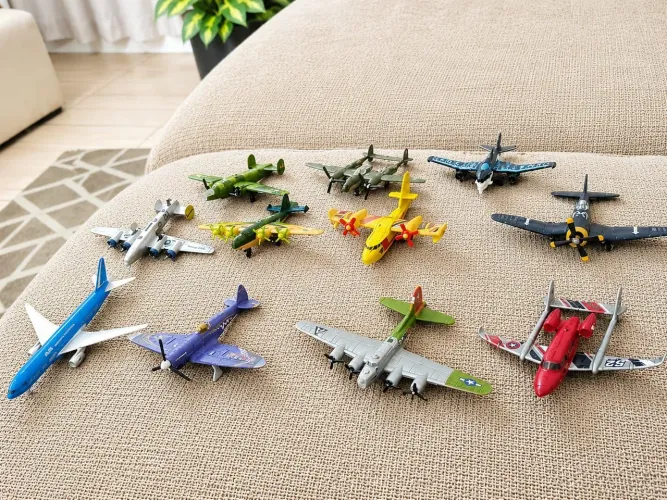 Linda coleção de aviões 1:64  raridade 