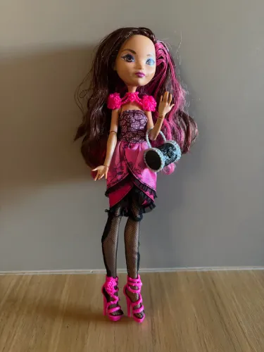 Boneca Ever After High Briar. Vai conforme fotos.