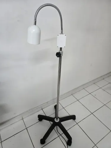 Foco Veterinário em Aço Inoxidável, Bivolt com Rodízios e acionamento Touch