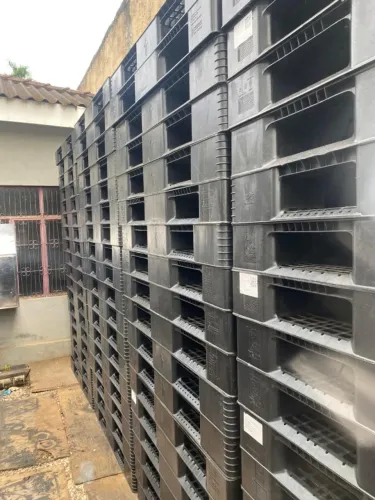 PALETES DE PLÁSTICO RESISTENTES - CAPACIDADE DE ATÉ 2 TONELADAS