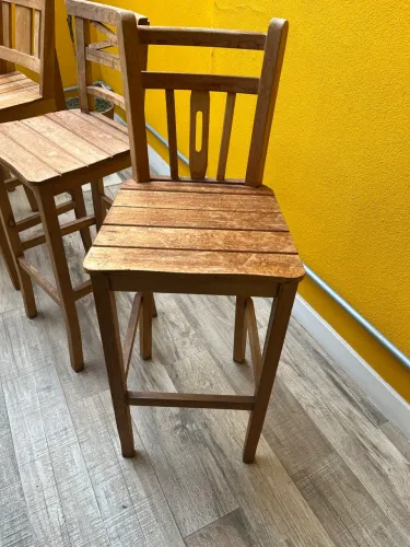 Banqueta alta de madeira