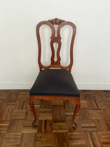 Cadeira estilo antigo