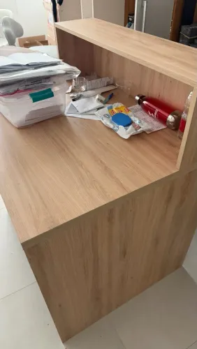 Balcão de atendimento com gaveta