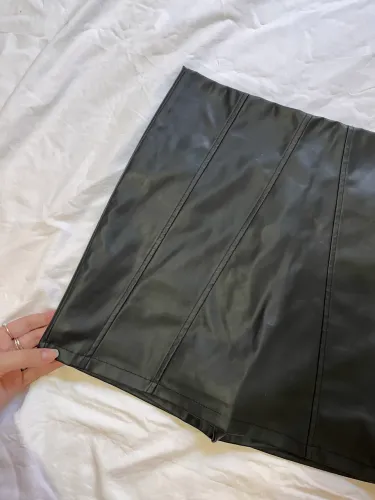 Saia/short de couro sintético preto
