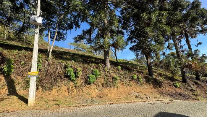 Terrenos à venda no Cascatinha com vista deslumbrante das montanhas e infraestrutura urban