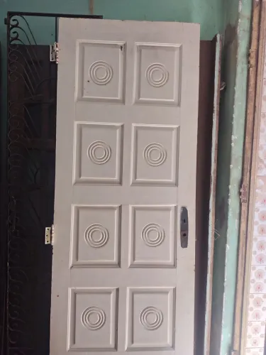 Porta de madeira maciça com almofada de 0;70cm por 2 10 
