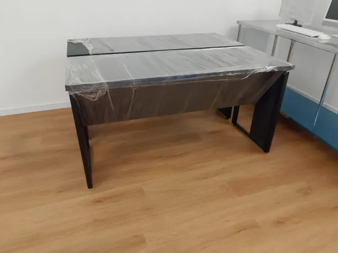 Mesa de escritório preta