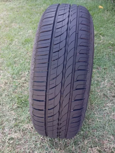 Um pneu 175/65/14 Pirelli p1cinturato estado de novo