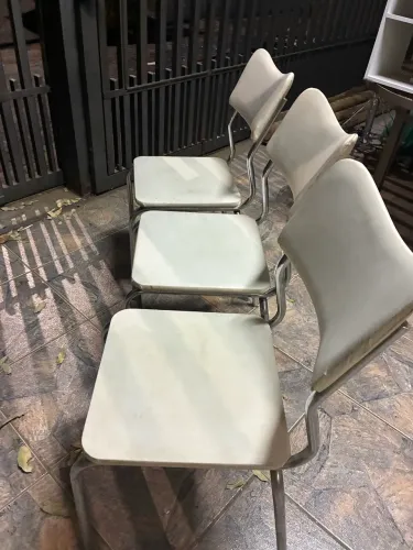 Cadeiras alumínio estofado branco