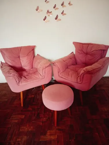 Jogo de poltronas com puff