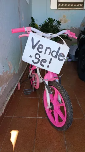 Vende-se bicicleta infantil.