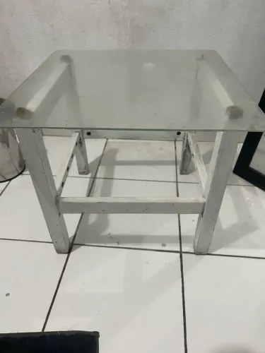 Mesa pequena de cabeceira