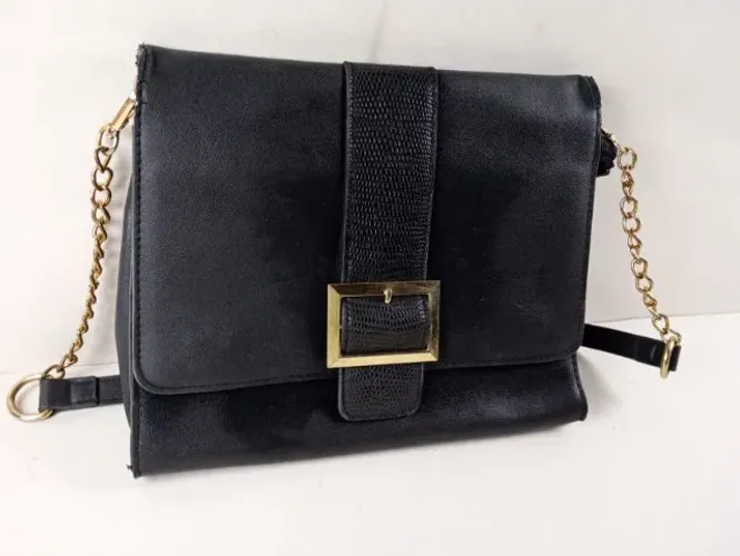 Bolsa Transversal Le Postiche Original Preta (Alça de Corrente e Fivela Dourada)