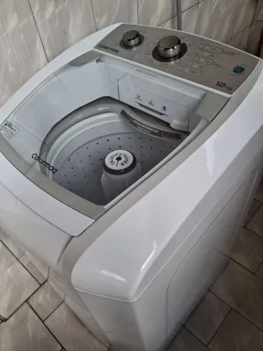 Máquina de lavar roupas 12kg.