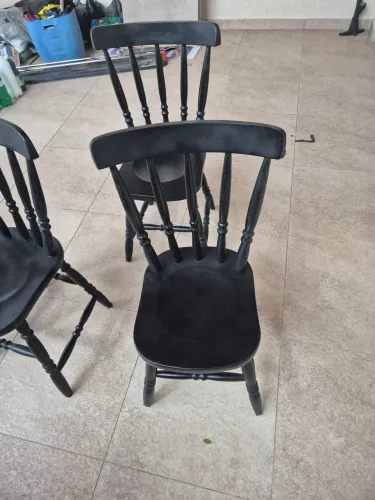 Cadeira maciça preta