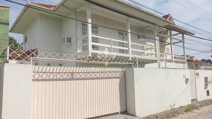 Casa com piscina e 3 Quartos sendo um Suíte no Rio Tavares Florianópolis/SC