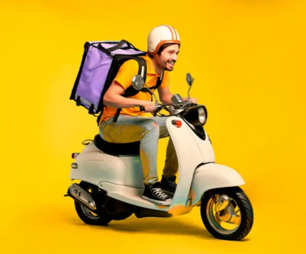 Motoboi com moto própria pá entrega em pizzaria
