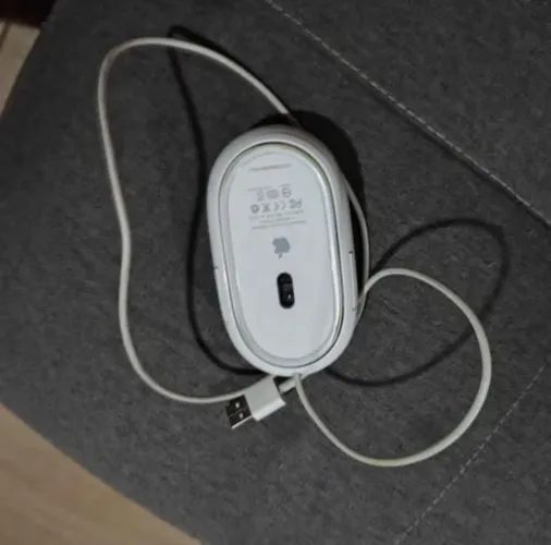 Apple Mighty Mouse sem fio de 2005.