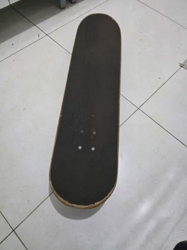 Skate marca Fomo Vertical, usado, marcas de uso.