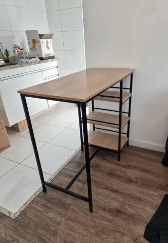 Mesa bancada industrial com nichos laterais