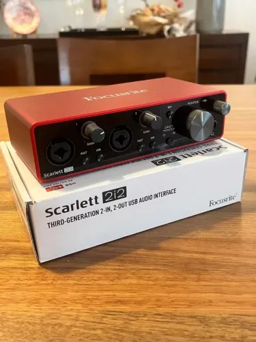Interface De Áudio Focusrite Scarlett 2i2 3nd Geração