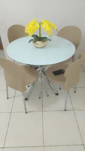 Conjunto de mesa e cadeiras