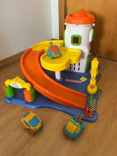 Brinquedo Pista Postinho serve para Hot wheels, acompanha os 2 carrinhos da foto