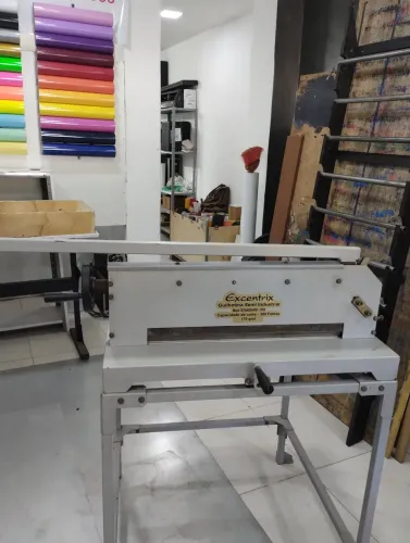 Guilhotina Excentrix semi industrial 51cm de boca muito nova para sair rápido com mesa 