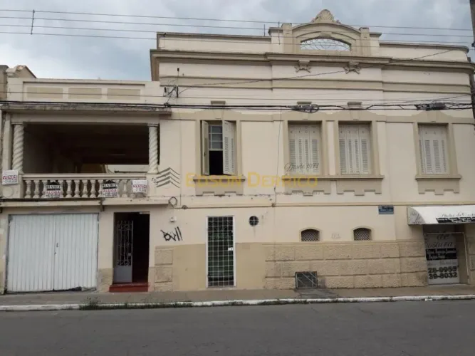 Sobrado com 4 Quartos à Venda, Centro - Guaratinguetá