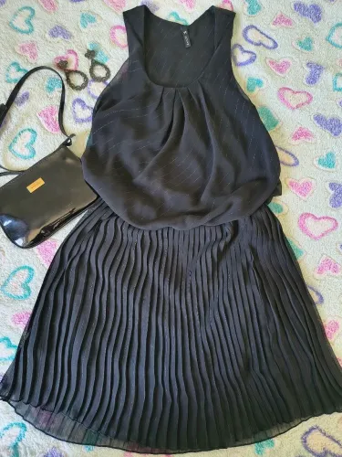 Vestido preto com saia plissada e fios prateados