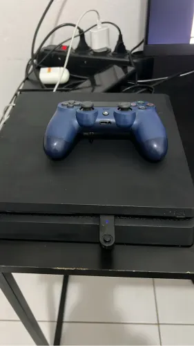 Ps 4 slim um controle com três jogos em perfeito de estado de uso 