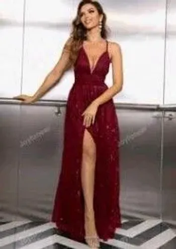 Vestido longo marsala com brilho e fenda ?