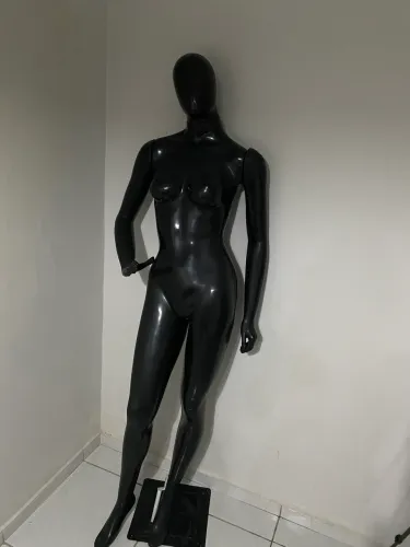 Manequim feminino preto