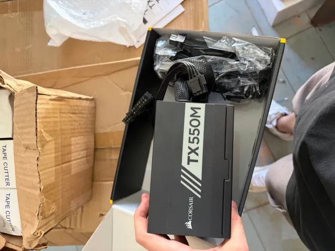 Fonte corsair TX550M