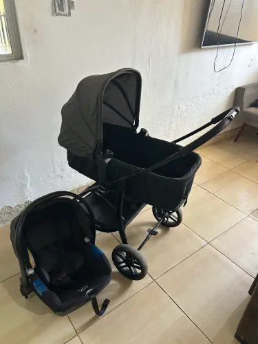 Vende-se carrinho de bebê usado porém em perfeito estado