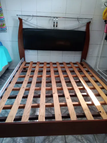 Cama de madeira usada