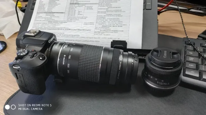 Camera Canon EOS R100