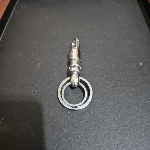 Chaveiro de metal tipo mosquetão