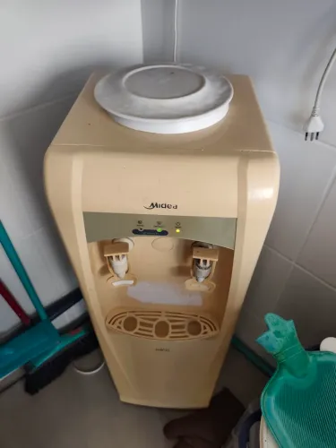 Bebedouro Midea.