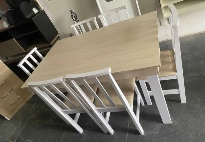 Mesa com 6 cadeiras novo